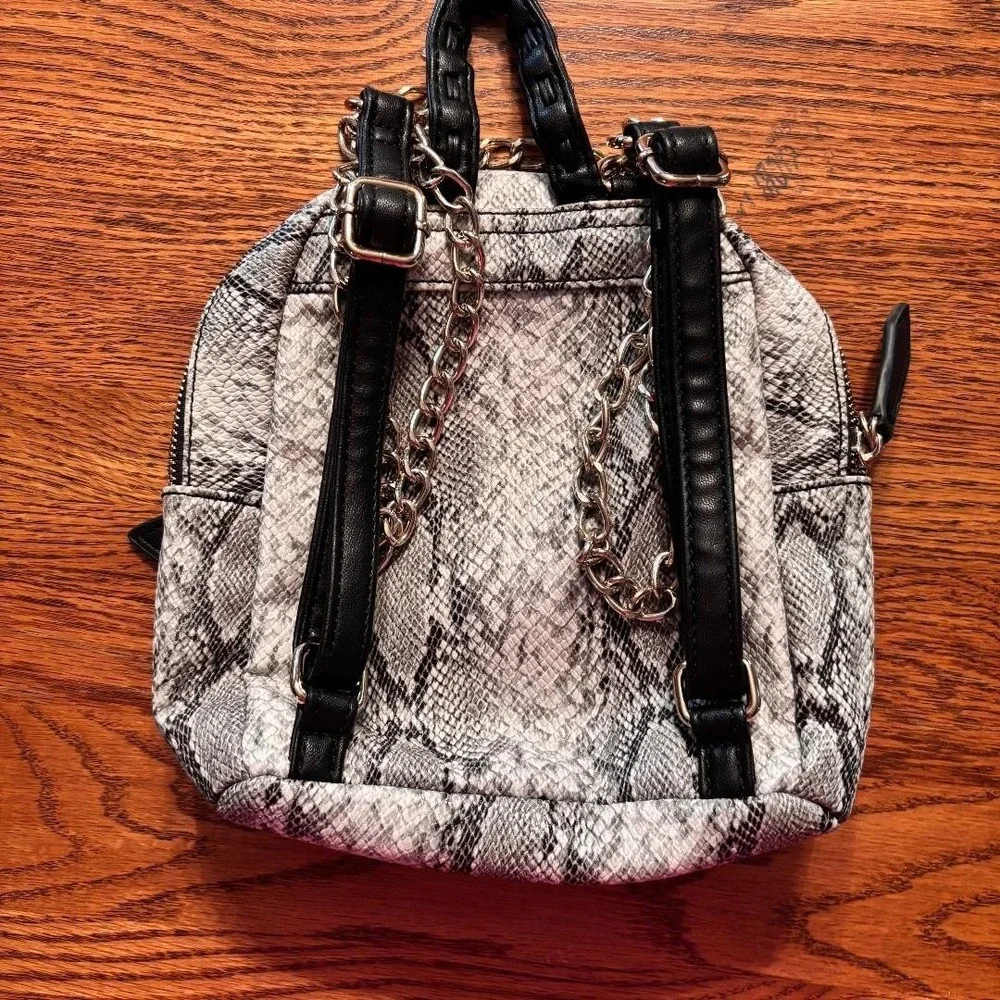 Guess Backpack Purse‎ Grey Snakeskin design Small Chain straps - Picture 4 of 10